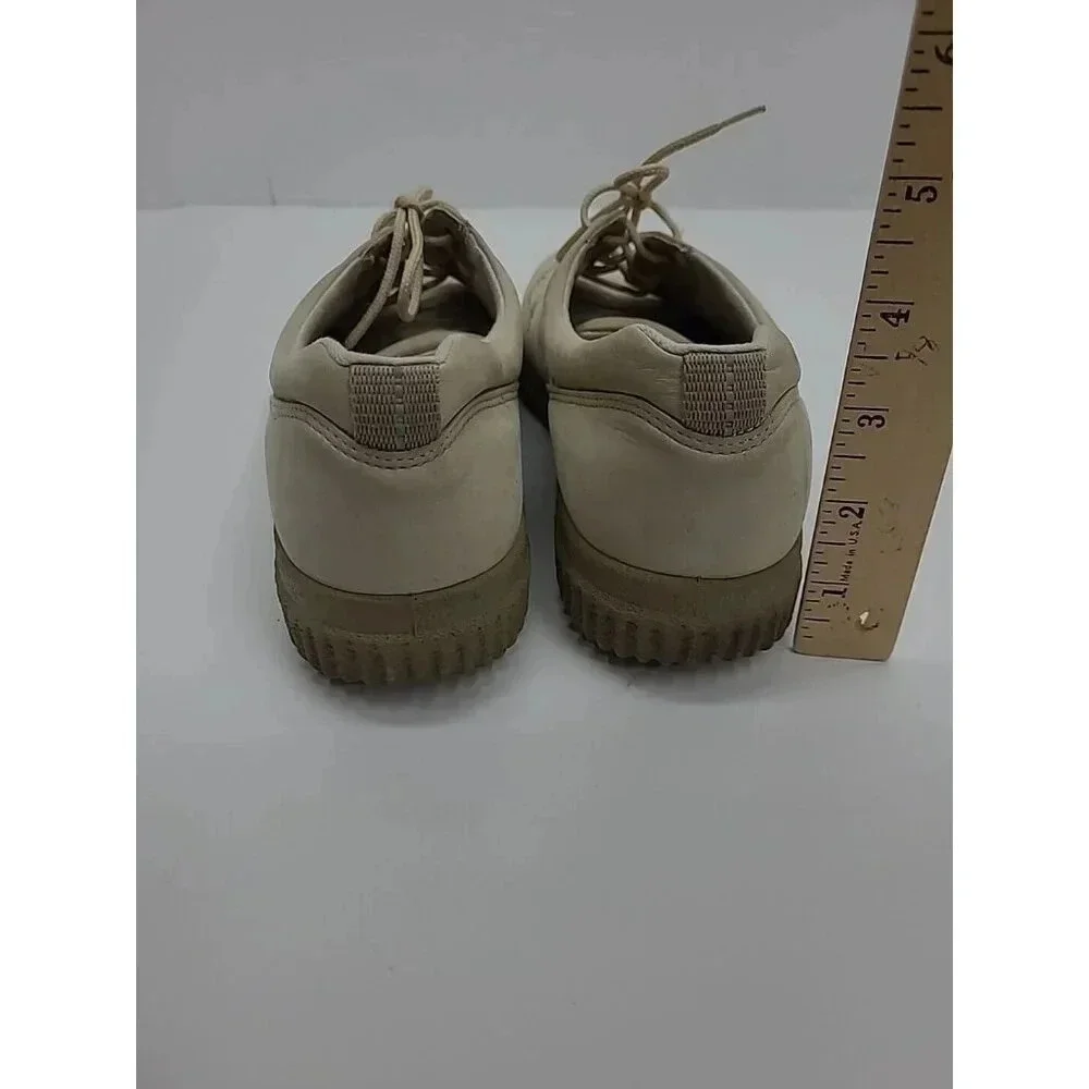 Ecco details gently